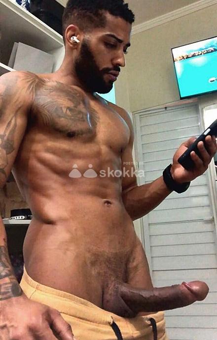 Prazer, sou o Leonardo , com 23 cm de puro prazer, dotado ATIVO, simpático e de sorriso lindo, esse preto da cor do pecado , todo sarado e tatuado. 🤤